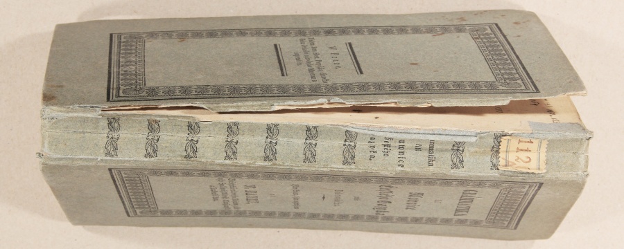 Naprawianie starych okładek kartek książek