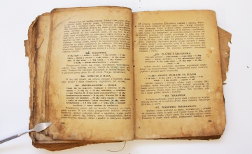 Naprawianie stron szycie kartek książki